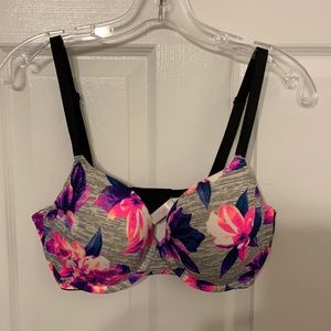 VS Pink wear everywhere t-shirt bra